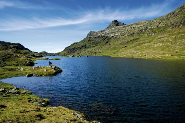 Liat. Capcelera de la vall d'Unhòla (arriu Unhòla)
Estany (estanh) Long de Liat
Vielha e Mijaran, Val d'Aran, Lleida
