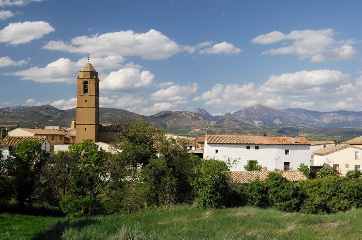 Vista panorámica de Loporzano con el campanario de la iglesia de San Salvador. Foto: Comarca de la Hoya de Huesca