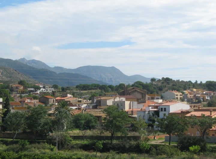 Vista panorámica de Vilajuïga, municipio que destaca por la calidad de sus vinos. Fotografía: Gordito 1869 vía Wikipedia.