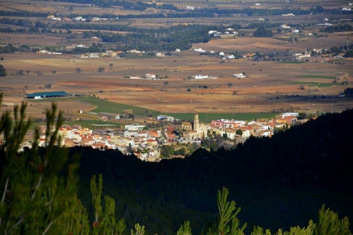 Vista panorámica de Torrelles de Foix, en la Comarca del Alto Penedés. Fotografía: Ángela Llop vía Wikipedia.