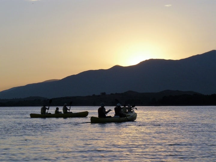 Embalse del Rosario, cercano a Las Ventas de San Julián. Foto MACfoto1963 via Wikipedia