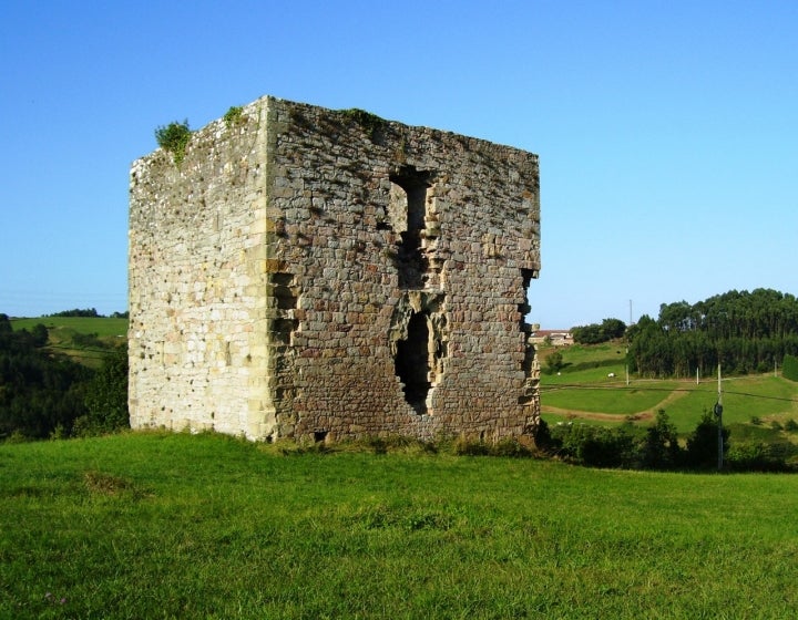 El Torreón de Prendes, del siglo XIII, se asienta en lo más alto del valle. Fotografía: AsturiasVerde vía Wikipedia.