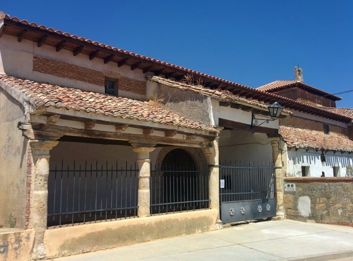 Iglesia de Villamuera de la Cueza. Foto: Rubén Ojeda vía Wikipedia / CC BY-SA