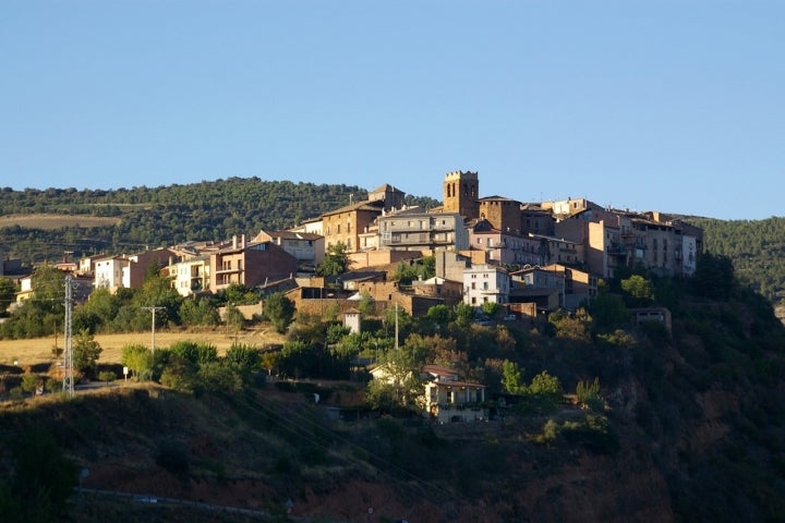 Vista panorámica de Talarn, pueblo de la provincia de Lérida de calles estrechas y aire medieval. Fotografía: Hector Blanco de Frutos vía Wikipedia.
