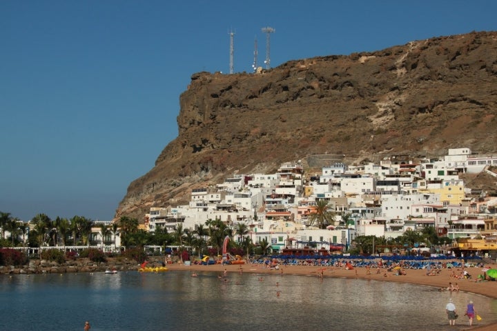 Vista panorámica de la playa y pueblo de Mogán.
