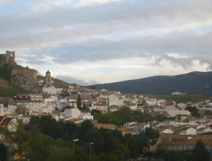 Vista general del pueblo, integrado por sos núcleos de población. Fotografía: Feranza vía Wikipedia / CC BY-SA.