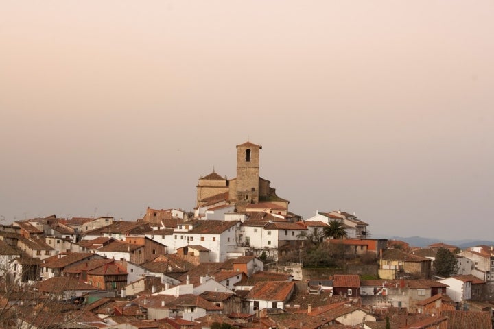 La Iglesia de Santa María de Aguas Vivas destacando sobre los tejados de Hervás.
