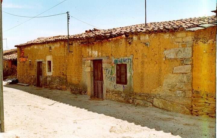 Casa tradicional de piedra y adobe ubicada en Villaseco del Pan. Fotografía: Villaseco vía Wikipedia / CC BY-SA.