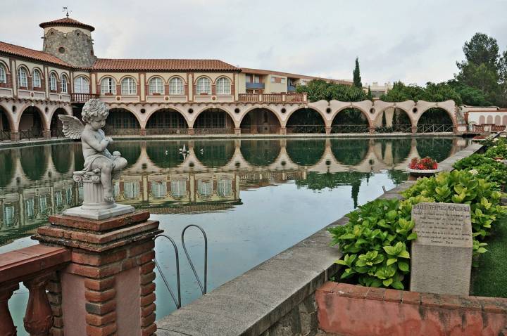 Balneario de Montbrió del Camp, ubicado en la antigua finca de un indiano. Fotografía: Alberto-G-Rovi vía Wikipedia / CC BY-SA.