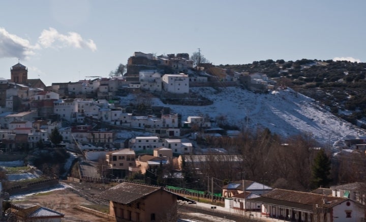 Vista de conjunto de Iznalloz, pueblo ubicado en la comarca granadina de Los Montes. Fotografía: Daniel Sebastián Cueto vía Wikipedia / CC BY-SA.