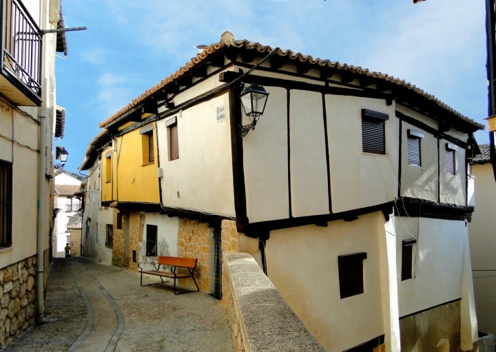 Uno de los rincones urbanos de Pastrana, declarada Conjunto Histórico-Artístico. Fotografía: santiagolopezpastor vía Visualhunt / CC BY-ND.