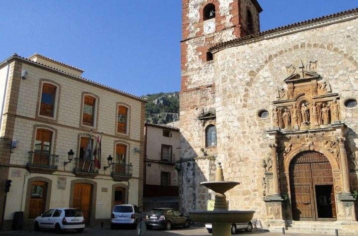 Plaza de la iglesia. Orcera. (Foto: Sergio Rodríguez Tauste.)