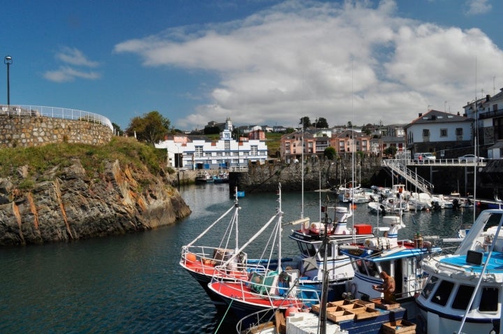 Vista del Puerto de Vega con algunos de sus barcos pesqueros. Foto: Tuscasasrurales via Visual hunt /  CC BY-ND