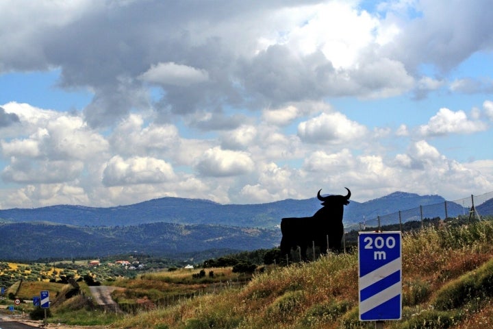 Entrada al pueblo de Almuradiel desde la A-4 con el toro que Manolo Prieto diseñó para Osborne. Foto: M. Martin Vicente vía Visualhunt / CC BY-SA