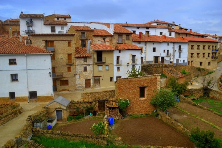 Casas y huerta en el centro de La Iglesuela del Cid. Foto: Ángela Llop vía Wikipedia / CC BY-SA