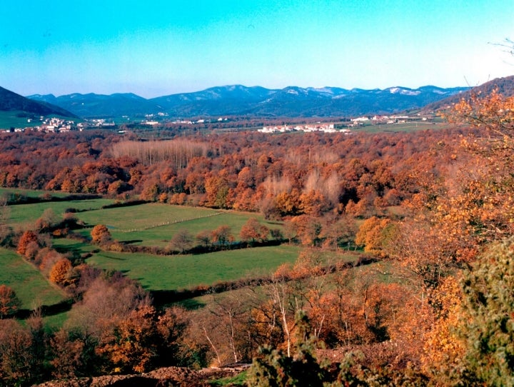 Vista de Ultzama y su entorno. Foto: Domenech y Azpilicueta. Cortesía del Archivo de Turismo Reyno de Navarra.