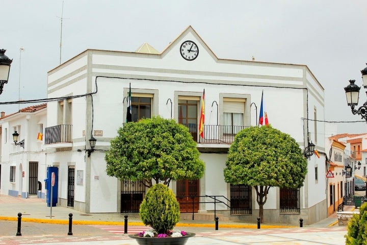 Fachada del Ayuntamiento de Alconera, municipio pacense ubicado entre dos sierras. Fotografía: Adolfobrigido vía Wikipedia / CC BY-SA.