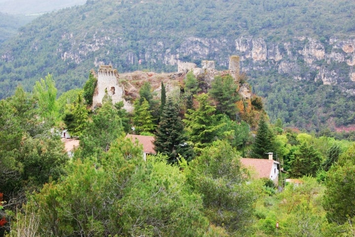 Vestigios del antiguo Castillo de Querol. Fotografía: María Rosa Ferre vía Wikipedia / CC BY-SA.