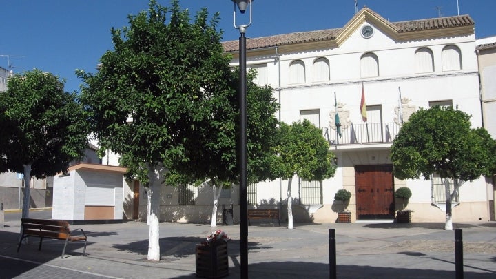 Exterior del edificio del Ayuntamiento cordobés de Monturque. Fotografía: Marisa LR vía Wikipedia / CC BY-SA.