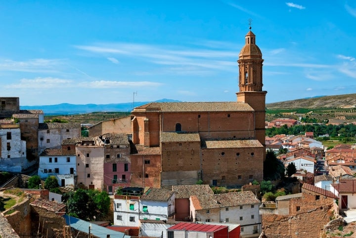 Vista de Andosilla con la iglesia de la Virgen de la Cerca. Foto: DAraceli Merino vía Wikipedia / CC BY-SA.