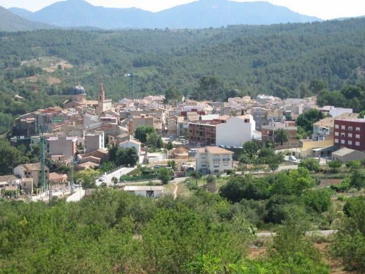 Vista de Navajas, con la Iglesia de la Virgen de la Luz a la izquierda. Fotografía: Visentico / Sento vía Visual Hunt.