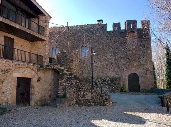 Castillo de Vilajoan en Garrigàs. Foto Josep Maria Viñolas vía Wikipedia