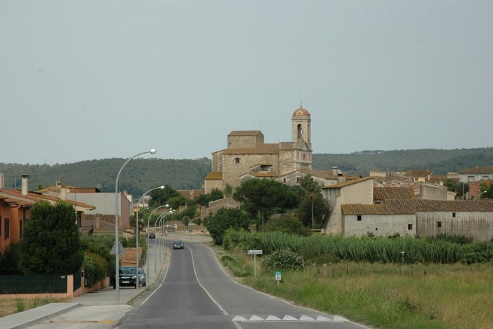Entrada el municipio de Sant Joan de Mollet con su iglesia parroquial a la derecha. Fotografía: Josep Renalia vía Wikipedia.