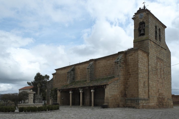 Iglesia de San Pedro de Villar del Pedroso. Fotografía: GFreihalter vía Wikimedia / CC BY-SA.