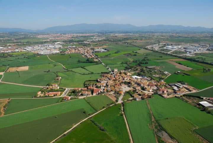 Vista aérea de Vilamalla, pueblo situado a muy corta distancia de Figueres. Fotografía: Vilamalla vía Wikipedia.