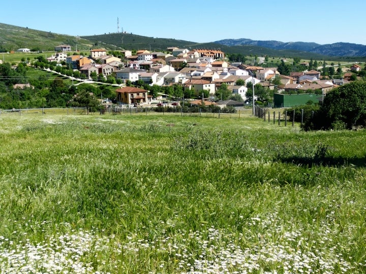 Vista de Robledillo de la Jara, que ronda los 100 habitantes. Foto: Benjamínmm vía Wikipedia / CC BY-SA