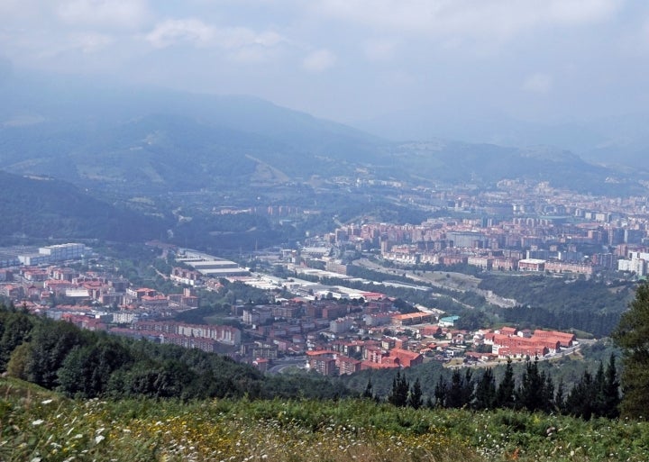 Vista panorámica de Etxebarri, rodeado de montes perfectos para el turismo activo. Foto: Tiia monto vía Wikipedia