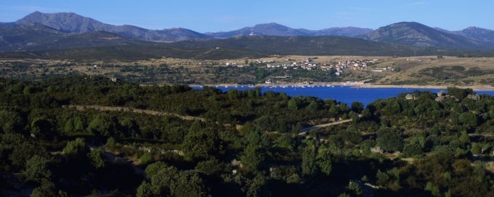 Panorámica de Cervera de Buitrago y el embalse del Atazar. Foto: Malopez 21 vía Wikipedia / CC BY-SA