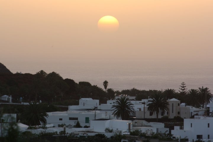 Atardecer sobre Yaiza. Foto: Andrew_j_w via Visual Hunt