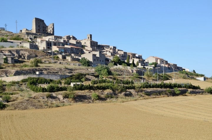 Pueblo de Savallà del Comtat, con los restos de su famoso castillo en lo alto de la colina. Fotografía: María Rosa Ferre vía Wikipedia / CC BY-SA.
