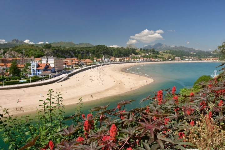 Vista de la playa de Santa Marina de Ribadesella. Fotografía cortesía del Ayuntamiento de Ribadesella.