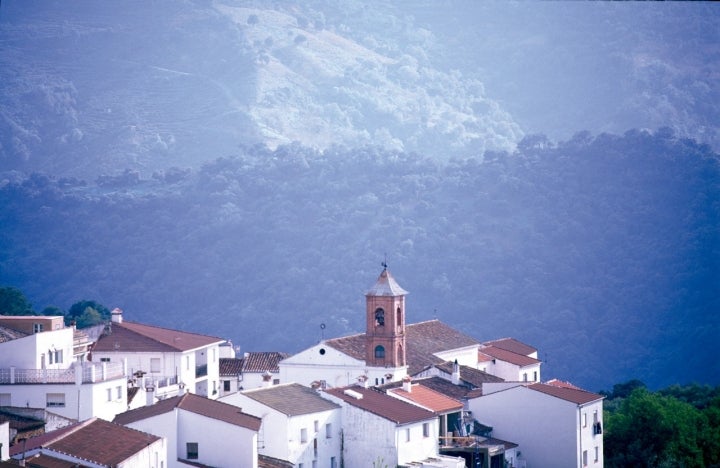 Tejados y campanario de la iglesia de Faraján, municipio del Valle del Genal. Fotografía: José Hidalgo vía Patronato de Turismo de la Costa del Sol.