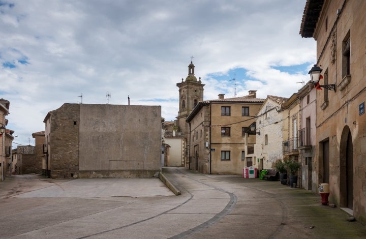 Plaza de El Rollo en El Busto; la iglesia de San Andrés al fondo. Foto: Basotxerri vía Wikipedia / CC BY-SA