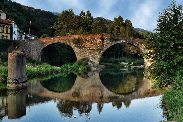 Puente D'Arcu, ubicado en la parroquia de Lorío. Fotografía: Asociación Fotográfica Asturias a Contraluz. Cortesía de Turismo de Asturias.