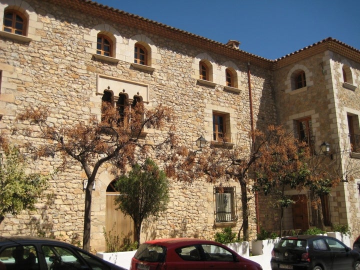 Edificio del Ayuntamiento de Atzeneta. Fotografía: Columbusambus Wikipedia.