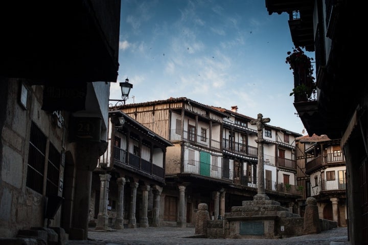 Plaza Mayor de La Alberca, rodeada por venerables ejemplos de arquitectura popular. Fotografía cortesía del Ayuntamento.