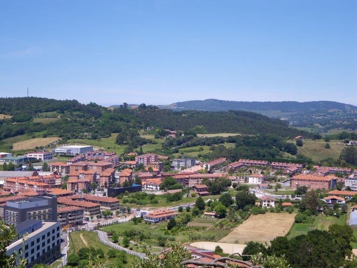 Vista panorámica de Urduliz. Foto Etxaburu vía Wikipedia.