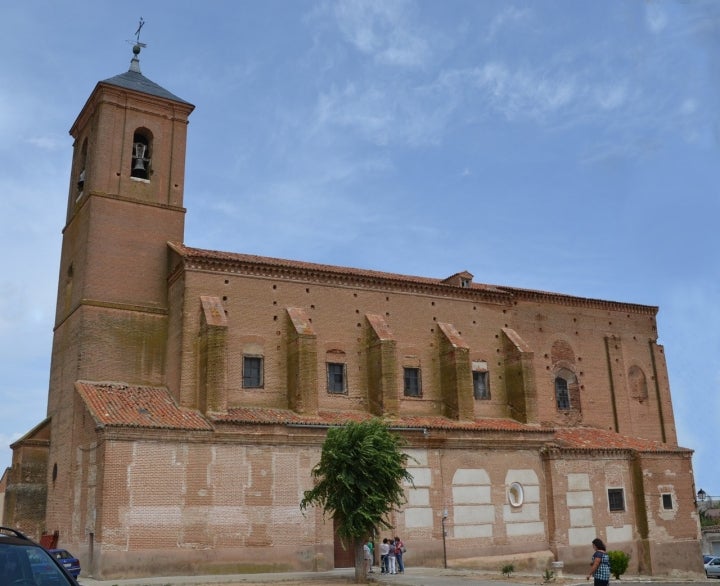 Fachada de la Iglesia de Santa María, ubicada en este municipio vallisoletano. Fotografía: Rastrojo vía Wikipedia / CC BY-SA.