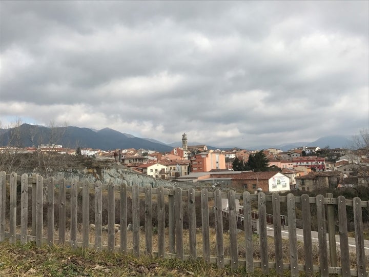 Vista panorámica de Sant Pere de Torellò, pueblo barcelonés cubierto de bosques y pastos. Fotografía: Osona Turisme.