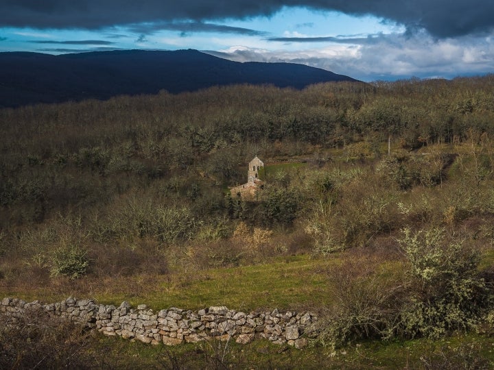 Iglesia en medio de la naturaleza en Valderredible. Fotografía: Jozelui vía Visual Hunt / CC BY-NC-ND.