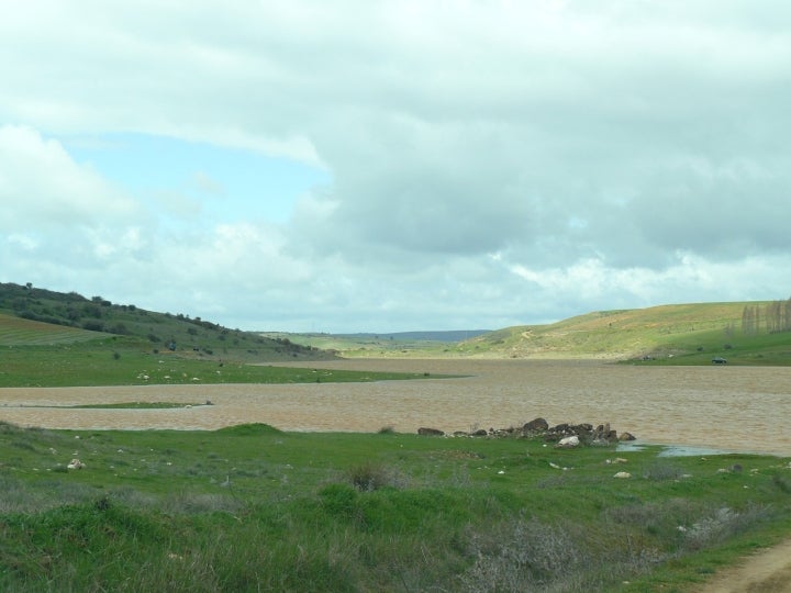 Vista del río Esla, en las cercanías de esta localidad zamorana. Fotografía: MACfoto 1963 vía Wikipedia / CC BY-SA.