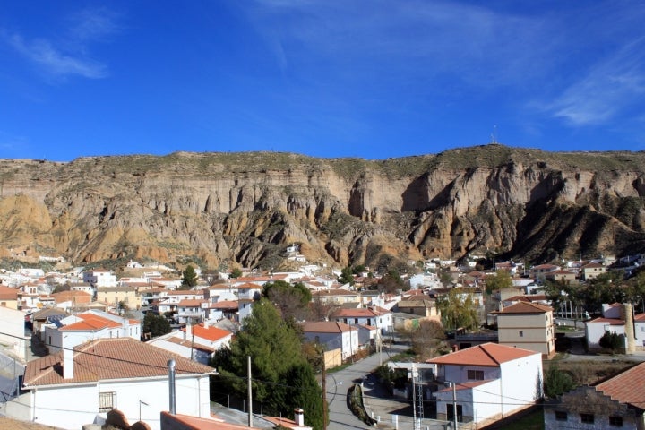Vista del casco urbano de Gorafe, pueblo famoso por sus viviendas-cueva. Fotografía: Falconaumanni vía Wikipedia / CC BY-SA.