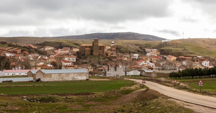 Vista de Borobia con la iglesia de Nuestra Señora de la Asunción dominando el paisaje. Foto: Diego Delso vía Wikipedia /CC BY-SA.