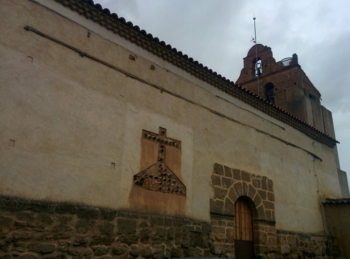 La Iglesia del Salvador, de estilo mudéjar, principal símbolo arquitectónico de Urones de Castroponce. Foto: Rubén Ojeda vía Wikipedia / CC BY-SA.