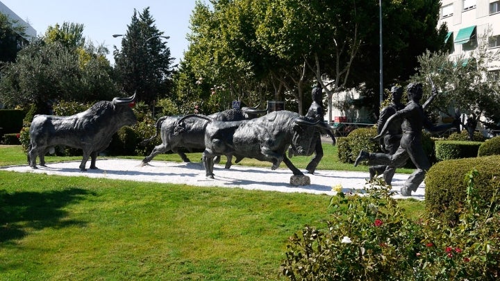 Monumento a los encierros de San Sebastian de los Reyes en la plaza Andrés Caballero. Foto: Xausa vía Wikipedia / CC BY-SA