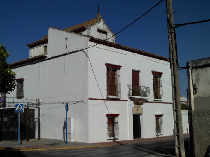 Casa de la Hermandad Mercedes de este municipio sevillano. Fotografía: CarlosVdeHabsburgo vía Wikipedia / CC BY-SA.